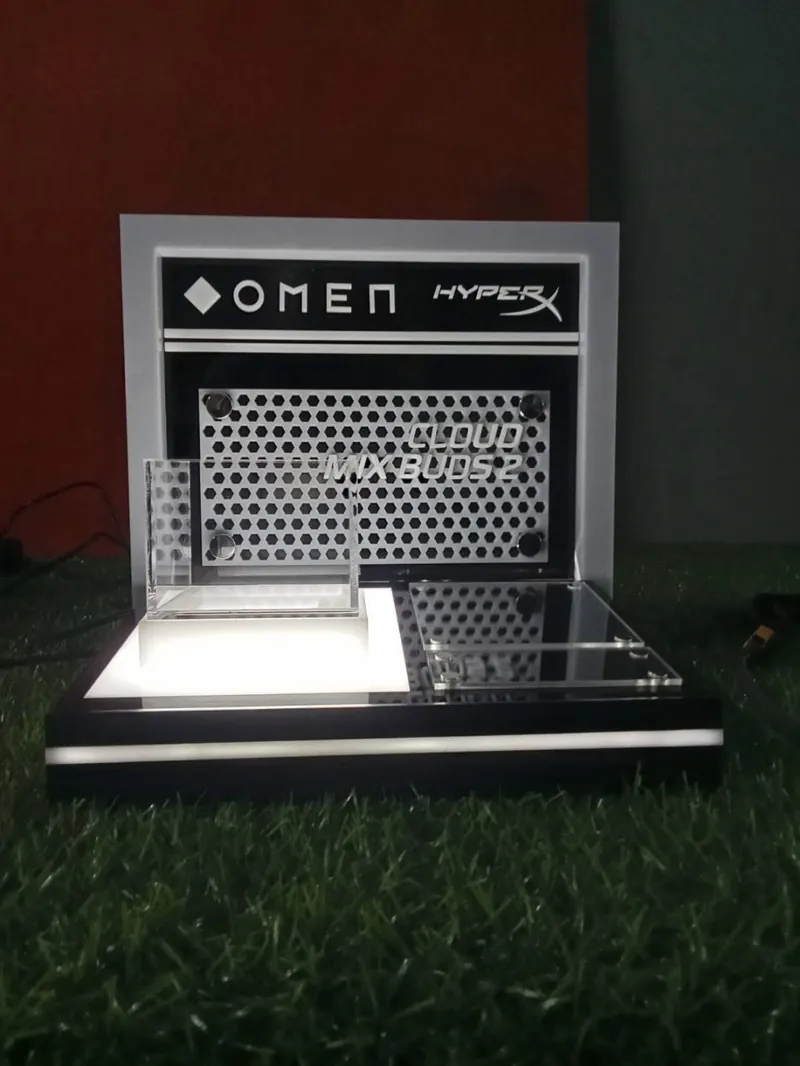 แท่นโชว์สินค้าอะคริลิคมีไฟส่องสว่างสำหรับหูฟัง Omen HyperX
