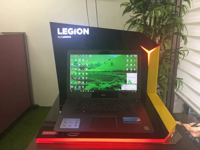 ชั้นโชว์แล็ปท็อปอะคริลิคพร้อมไฟ LED สีแดงที่ฐาน