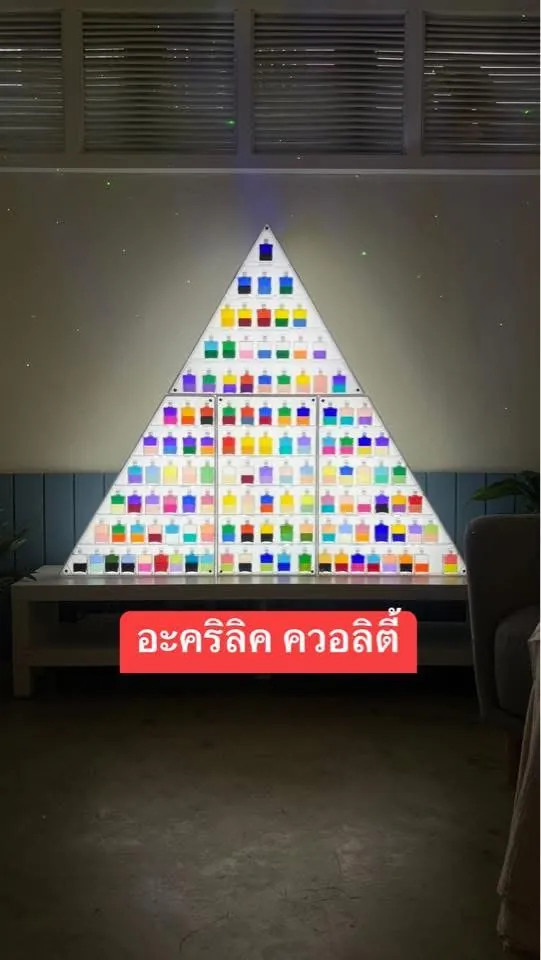 ชั้นวางขวดน้ำหอมอะคริลิคใสทรงพีระมิดมีไฟส่องสว่างด้านหลัง จัดแสดงขวดสีสันสดใส