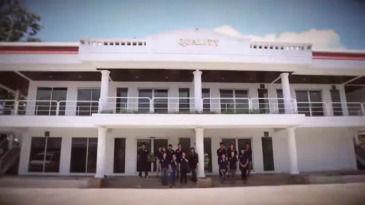 อาคารโรงงานอะคริลิคควอลิตี้หลังกลับมาตั้งโรงงานขึ้นใหม่