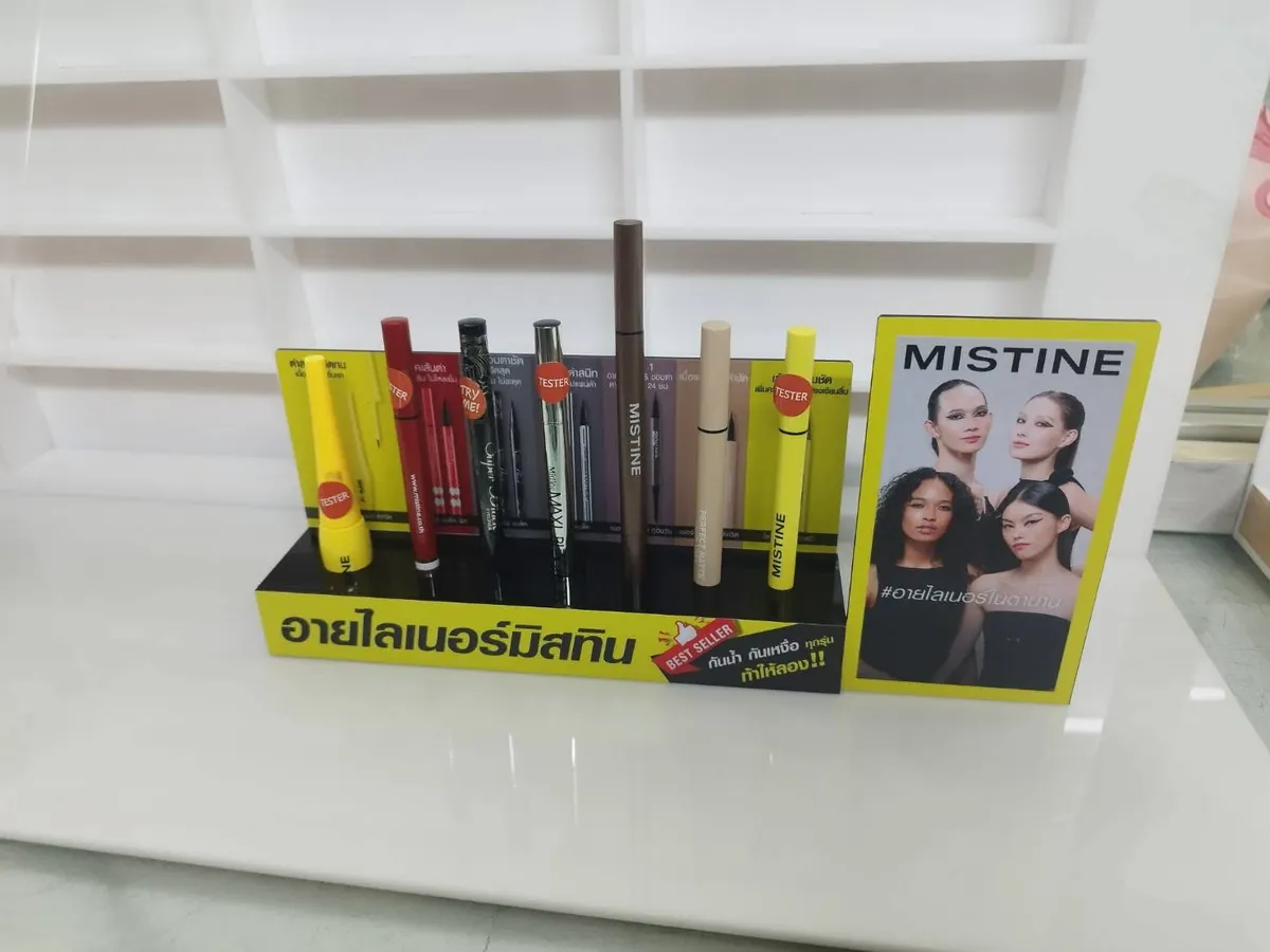ชั้นโชว์สินค้าอะคริลิคสำหรับวางอายไลเนอร์แบรนด์มิสทินสีเหลืองดำพร้อมป้ายโฆษณา